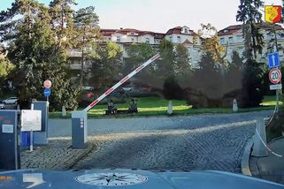 Autu s rodící ženou klestili policisté cestu pražskou ranní špičkou. Někteří řidiči to brali jako naschvál - Novinky